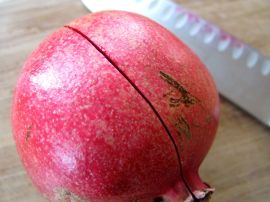 How to cut a pomegranate How to cut a pomegranate