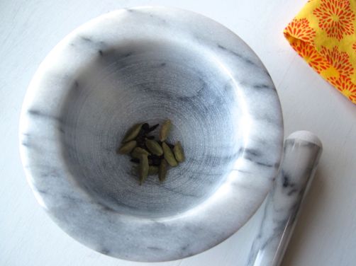 Green cardamom pods for grinding