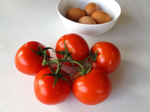 Tomatoes and eggs for Parsi Tomato-Poached Eggs