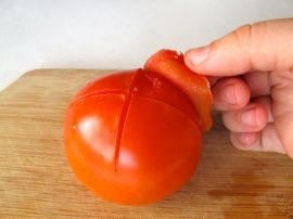 Peeling tomatoes