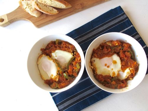 Parsi Tomato-Poached Eggs (with green bell pepper) and crusty baguettes