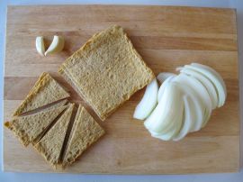 Ingredients for Rabokki: garlic, oemuk fish cakes, onions