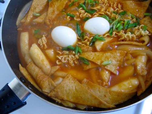 Making Rabokki (Ramen + Tteokbokki)
