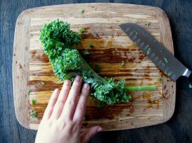 How to de-stem and chop kale: fold the leaves in half How to de-stem and chop kale: fold the leaves in half