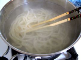 Boiling frozen udon noodles for 2 minutes