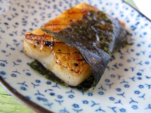 Yakimochi (grilled mochi with seaweed)