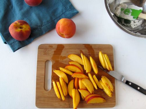 Slicing peaches and nectarines for the filling