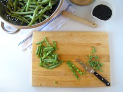 Chopping green beans for goma-ae