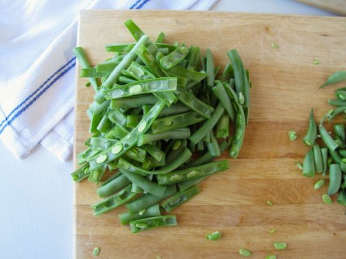 Chopping green beans for goma-ae