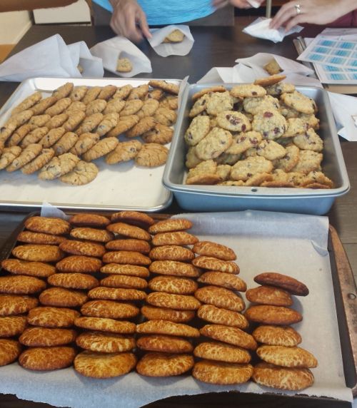 Packing up wedding favor cookies