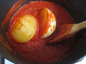 Butter and Onion Tomato Sauce for Grilled Polenta