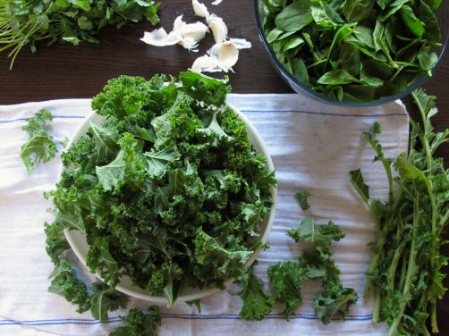 Making Garlicky Green Soup with spinach & kale