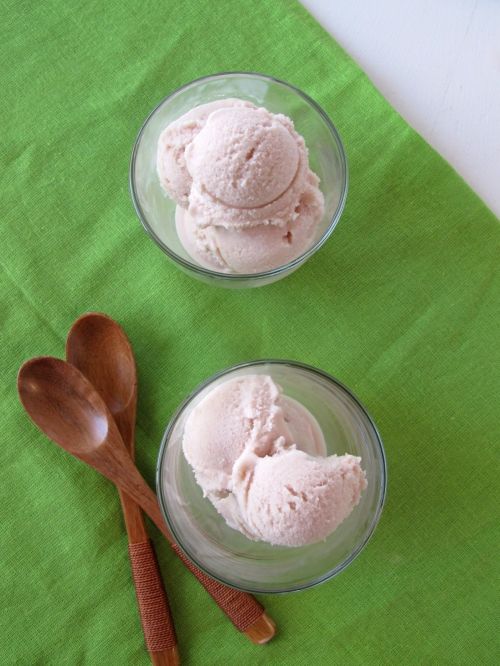 Rose Wine and Pomegranate Frozen Yogurt